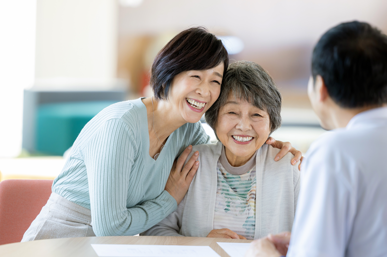 親子で会話をする様子
